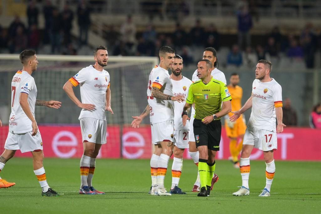 L'arbitro Guida dopo il colloquio con i calciatori della Roma (Getty Images) 