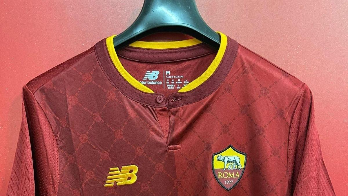 Un dettaglio della nuova maglia della Roma (Getty Images) 