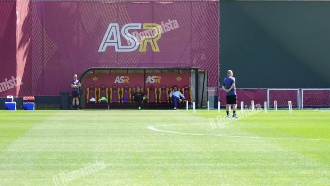 José Mourinho segue l\'allenamento in panchina