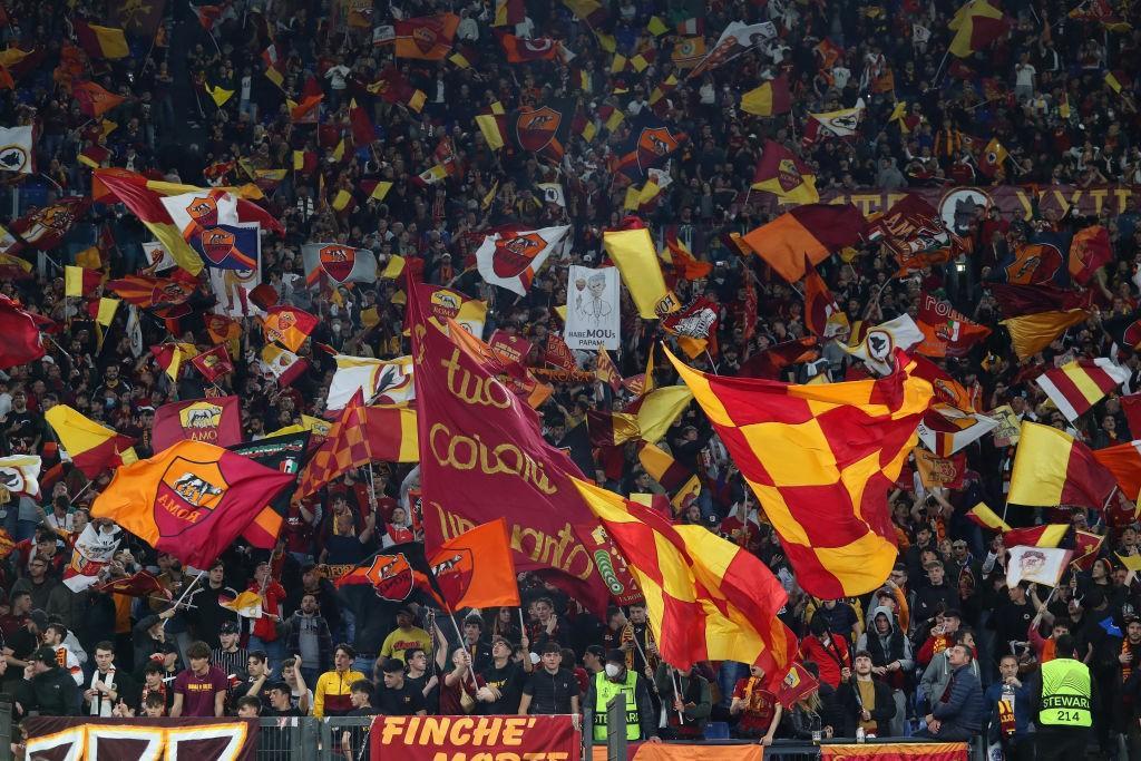 Le bandiere della Curva Sud allo Stadio Olimpico (AS Roma via Getty Images)s