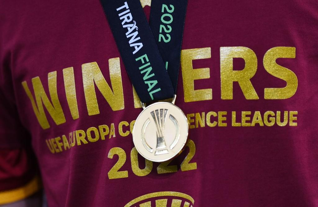 La medaglia e la maglietta celebrativa della Conference League (As Roma via Getty Images)