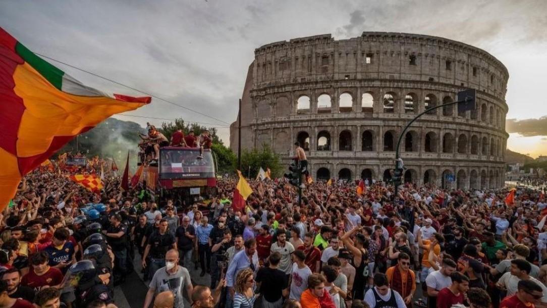 La festa dei tifosi romanisti ai piedi del Colosseo (As Roma via Getty Images) 