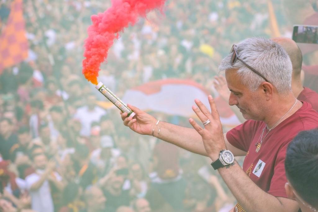 Mourinho durante i festeggiamenti per la Conference League (As Roma via Getty Images)