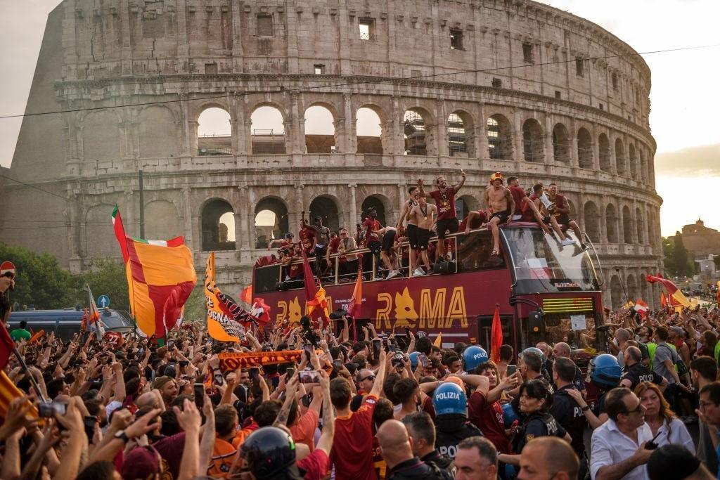 La Roma festeggia con i suoi tifosi davanti al Colosseo (Getty Images) 