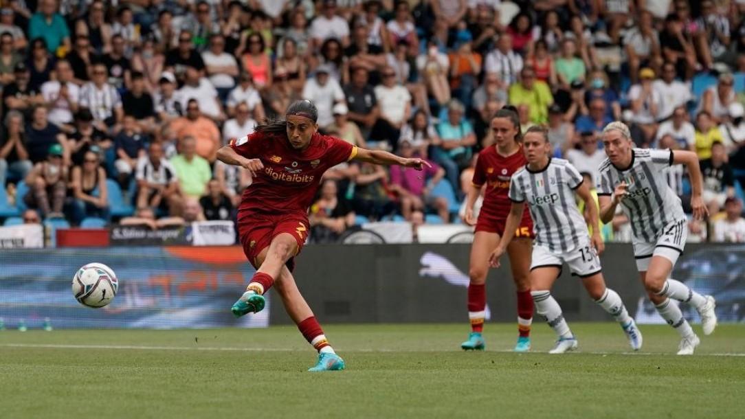 Andressa alle prese dal dischetto contro la Juventus (As Roma via Getty Images)