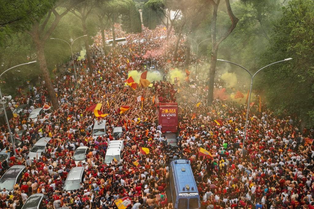 An image of the trophy parade in Rome (As Roma via Getty Images)