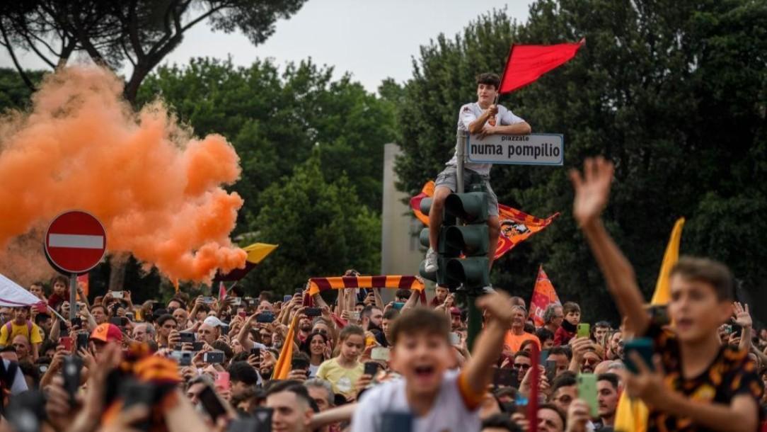 I tifosi giallorossi in occasione dei festeggiamenti della Conference League (As Roma via Getty Images) 
