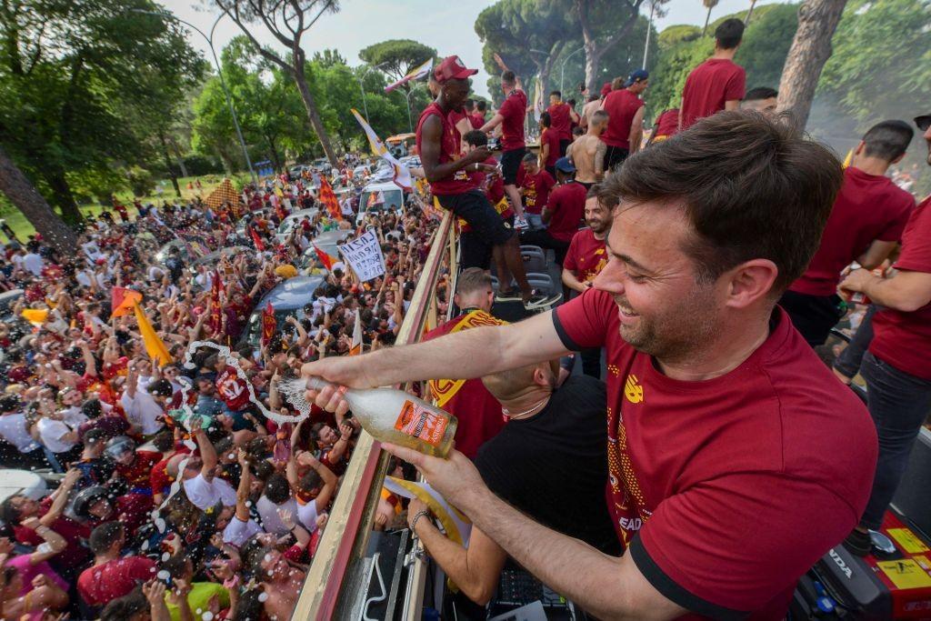 Tiago Pinto festeggia con i tifosi la vittoria della Conference (AS Roma via Getty Images) 