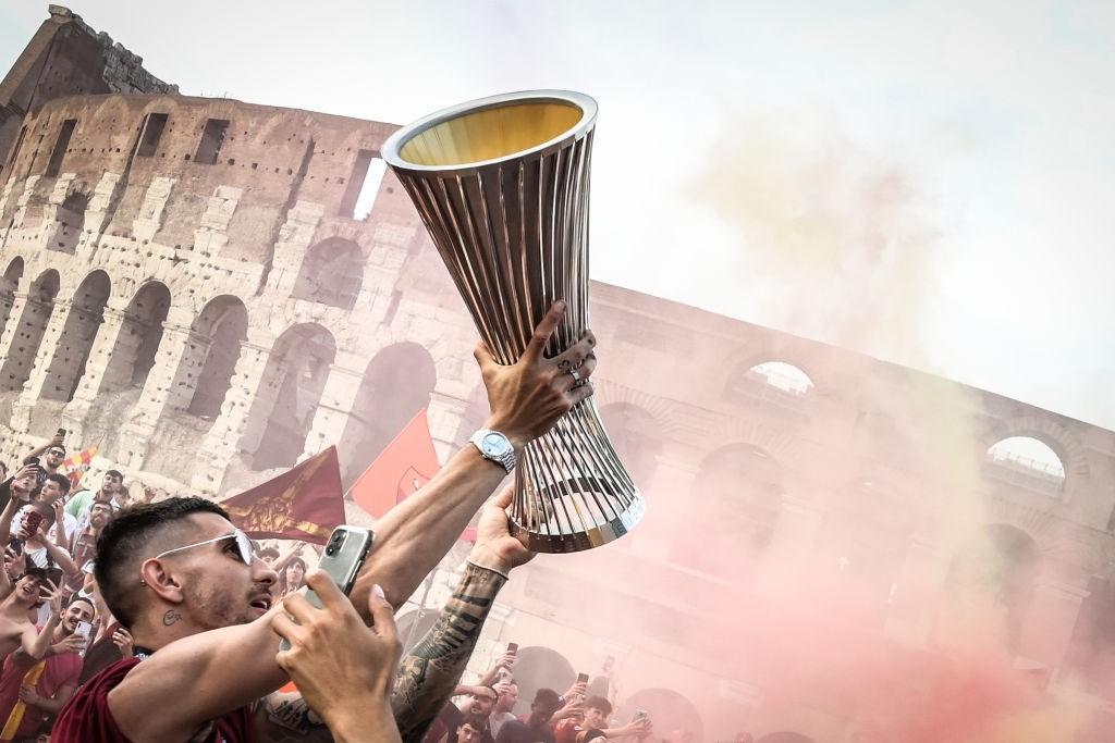 Pellegrini alza la coppa davanti al Colosseo (Getty Images)