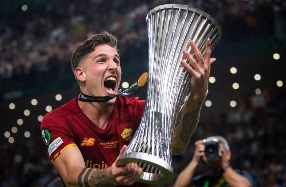 Zaniolo alza la coppa a fine partita (As Roma via Getty Images)