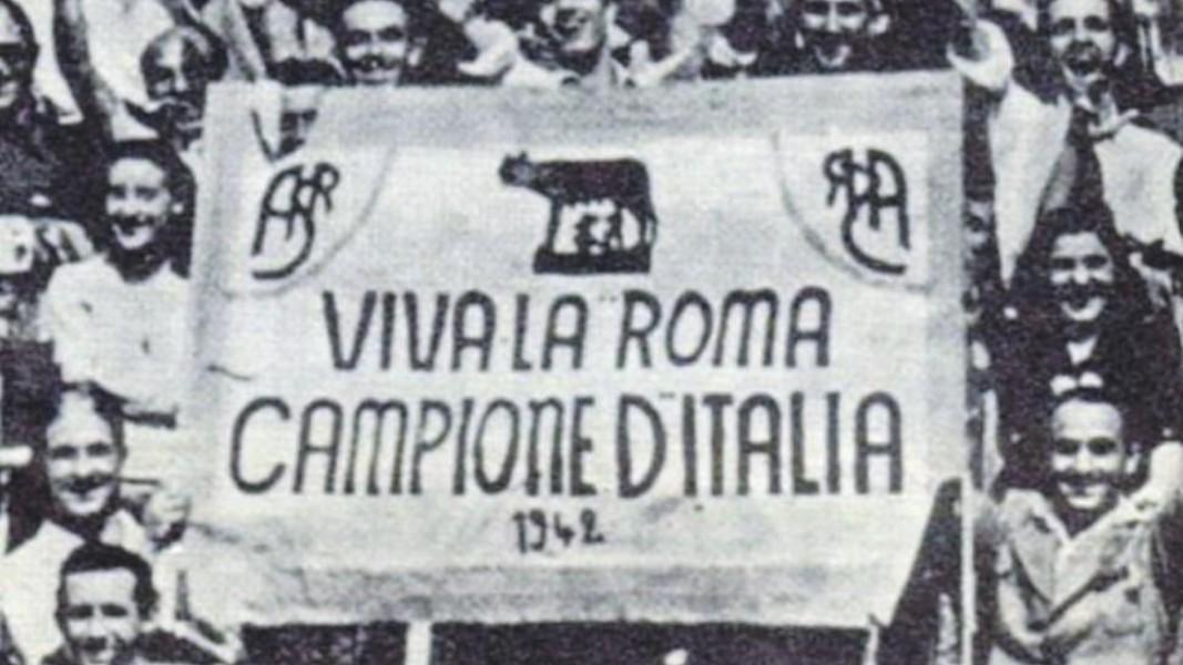 Lo striscione dei fratelli Lalli per la vittoria dello Scudetto nel 1942 (AS Roma Archivi)
