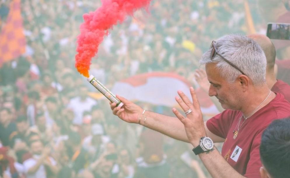 Josè Mourinho durante i festeggiamenti nel centro di Roma (As Roma via Getty Images)