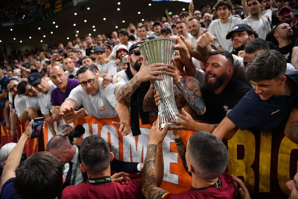 I giocatori della Roma sotto al settore della Kombetare (Getty Images)