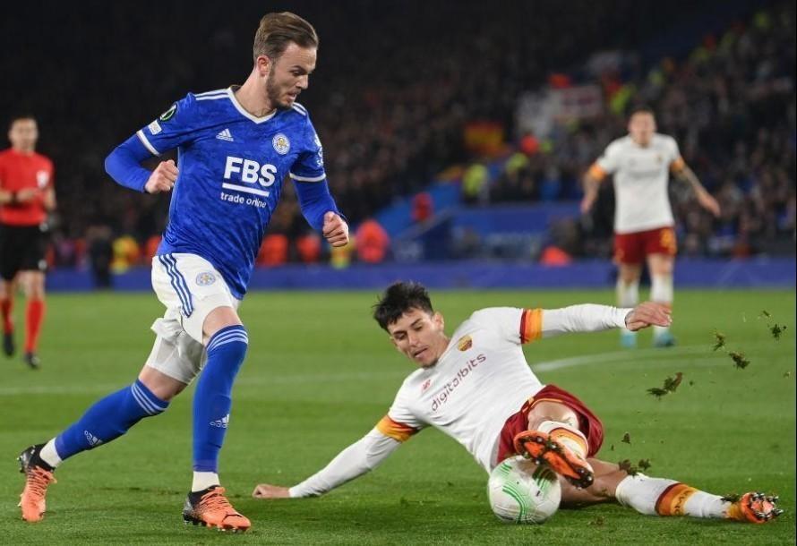 Roger Ibanez in azione contro il Leicester (As Roma via Getty Images)