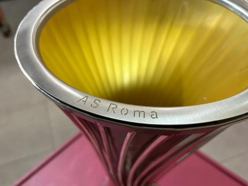 Il nome dell'As Roma inciso sul trofeo della prima edizione della UEFA Conference League