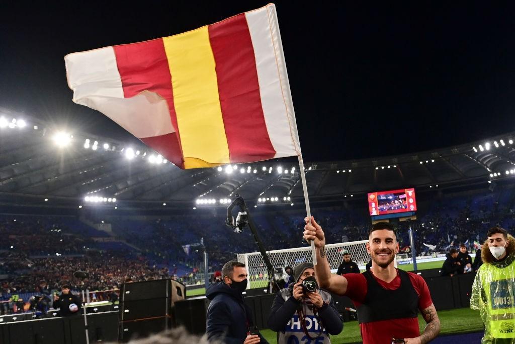 Lorenzo Pellegrini festeggia sotto la Sud la vittoria per 3-0 nel derby del 20 marzo scorso (Getty Images)