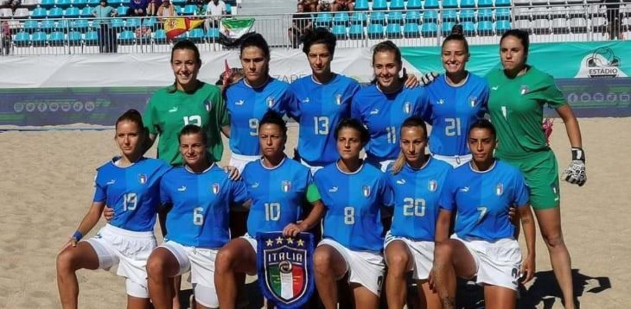La prima storica formazione della sezione di Italibeach Femminile (FIGC)