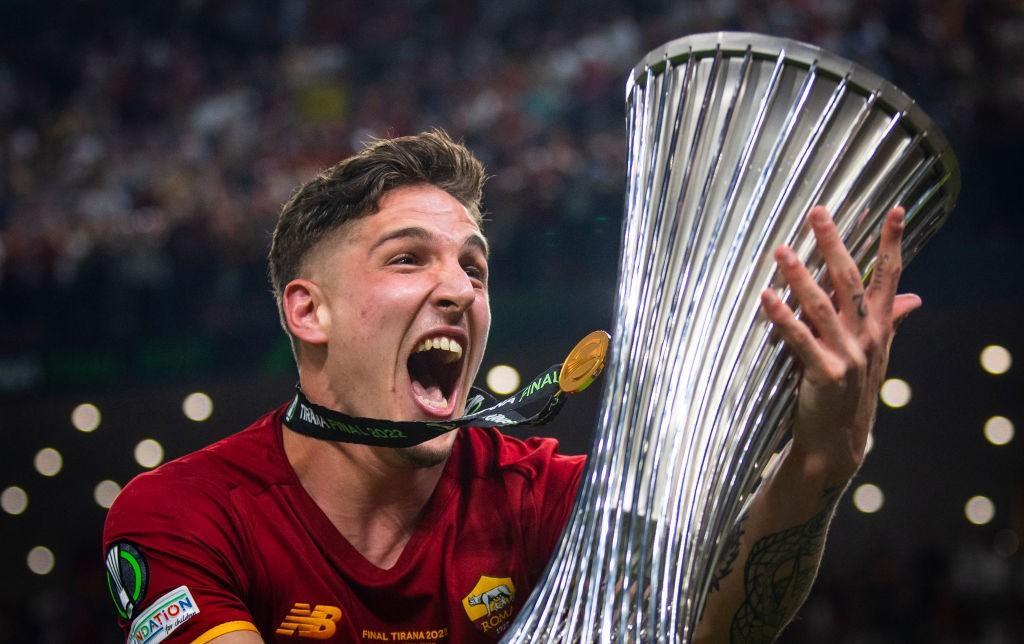 Zaniolo con la coppa della Conference League (As Roma via Getty Images)