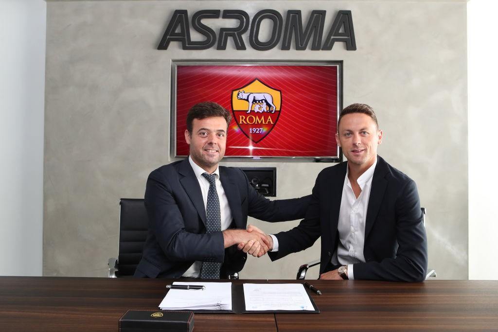 Matic e Tiago Pinto al momento della firma del contratto (As Roma via Getty Images)