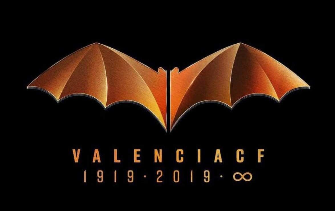 Logo del centenario simile a Batman, la DC Comics denuncia il Valencia
