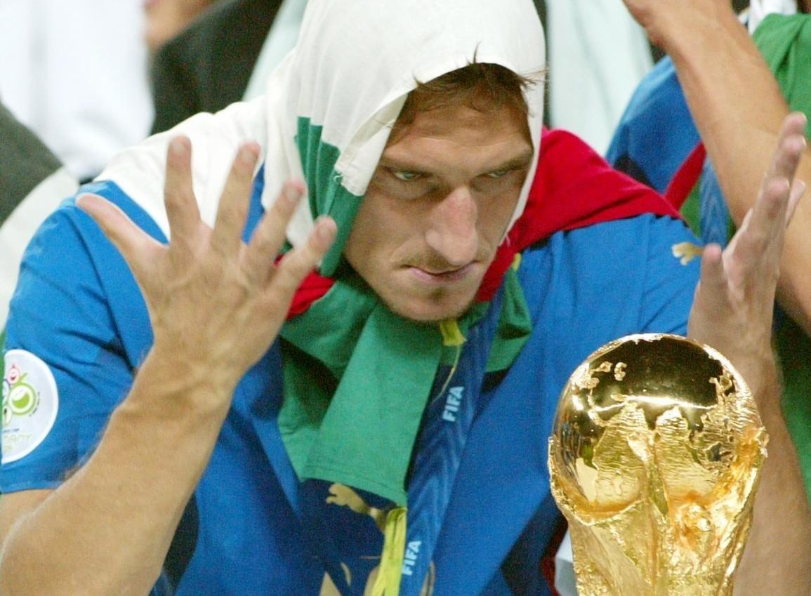 Francesco Totti osserva la Coppa del Mondo, di LaPresse
