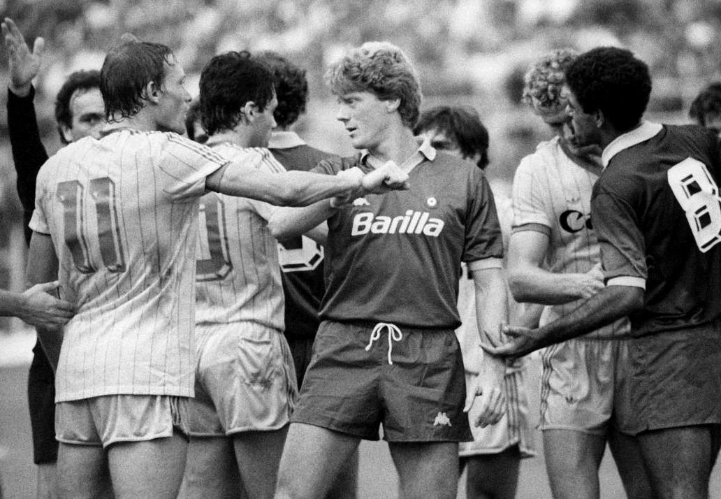 Odoacre Chierico discute con Elkjaer durante un Roma-Verona della stagione 1984-85 ©LaPresse