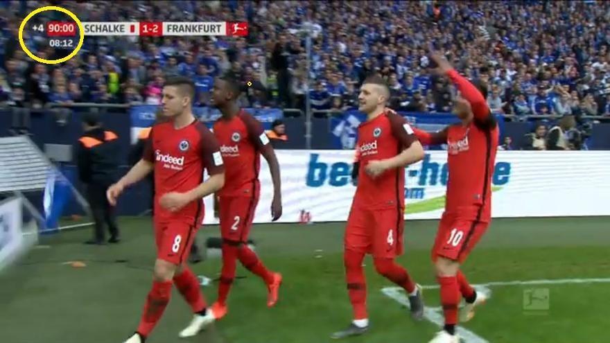 Schalke-Eintracht, l'arbitro assegna un rigore dopo il triplice fischio