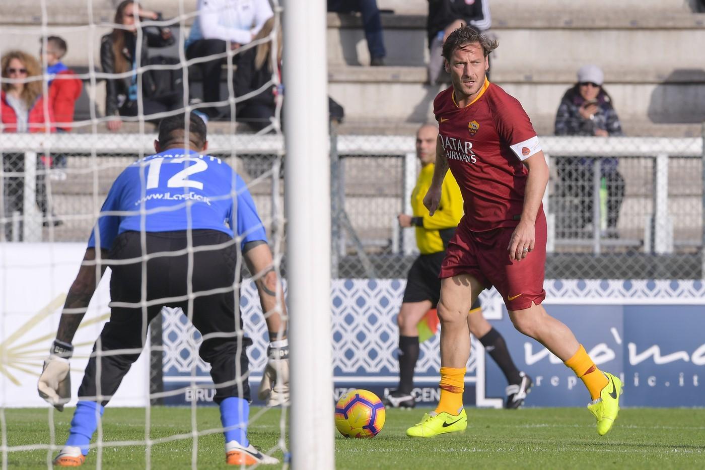 VIDEO - Tre Fontane, Totti non segna e commenta: 