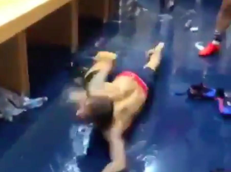 VIDEO - PSG campione di Francia: Dani Alves scambia lo spogliatoio per una piscina