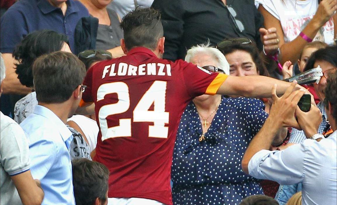 Florenzi esulta con la nonna Aurora nel Roma-Cagliari del 2014 ©Mancini