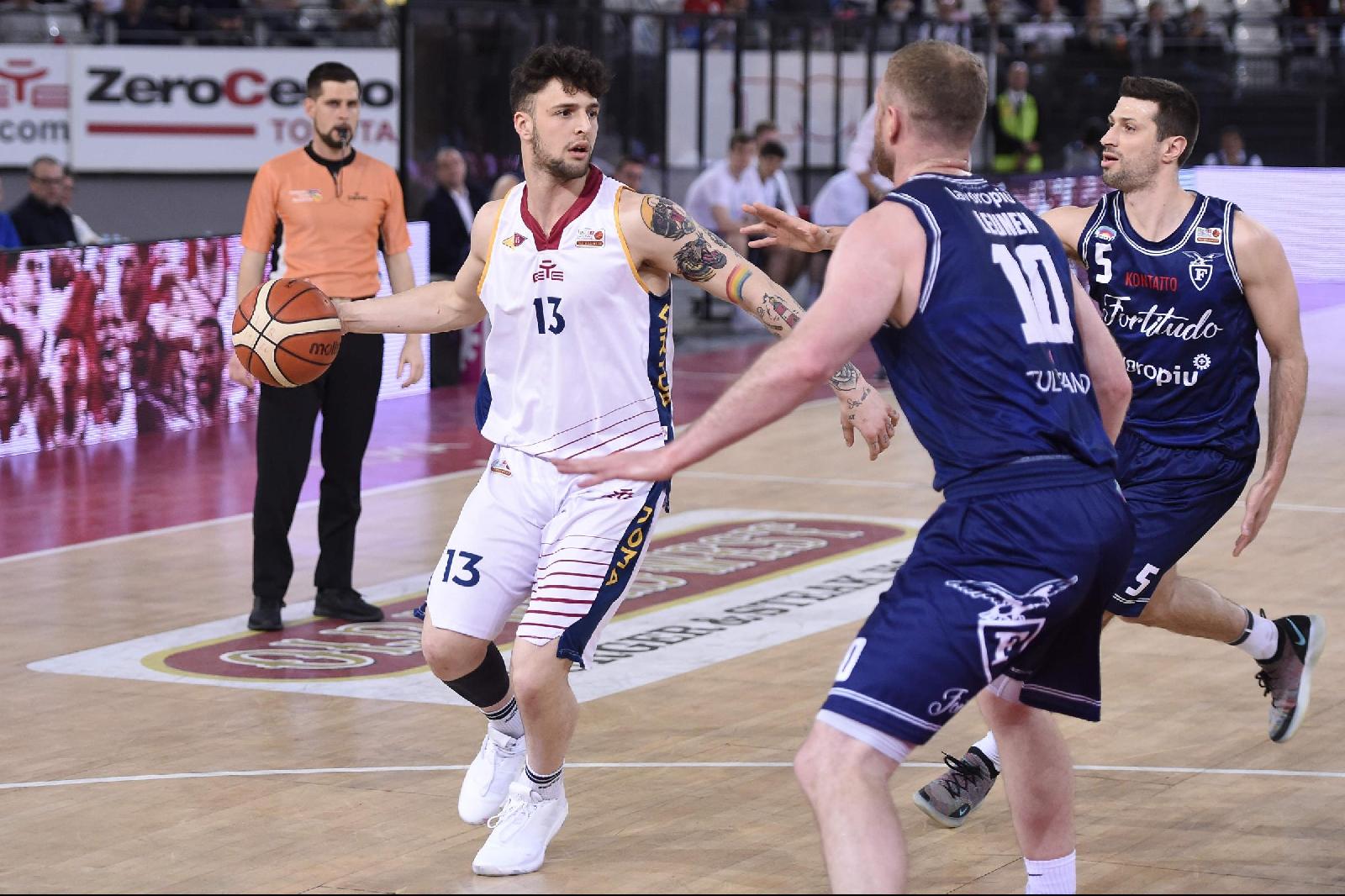 Basket, finale Serie A2: la Virtus Roma fa 77 pari contro la Fortitudo Bologna nella gara d'andata