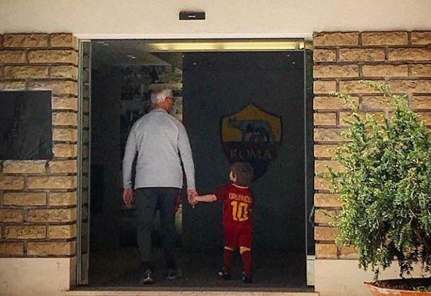 FOTO - Giornata da nonno per Ranieri, il tecnico porta il piccolo Orlando a Trigoria