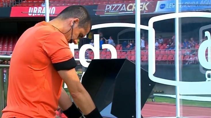 VIDEO - San Paolo-Flamengo: l'arbitro prega davanti al monitor del Var