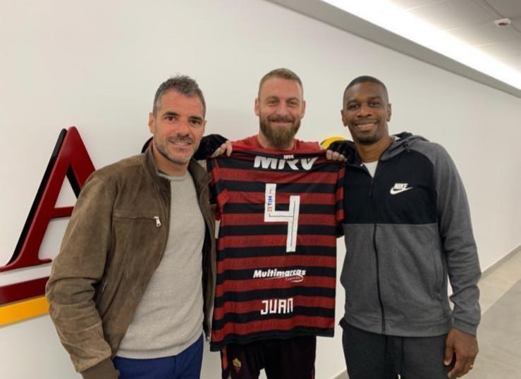 FOTO - Juan in visita a Trigoria regala la maglia del Flamengo a De Rossi