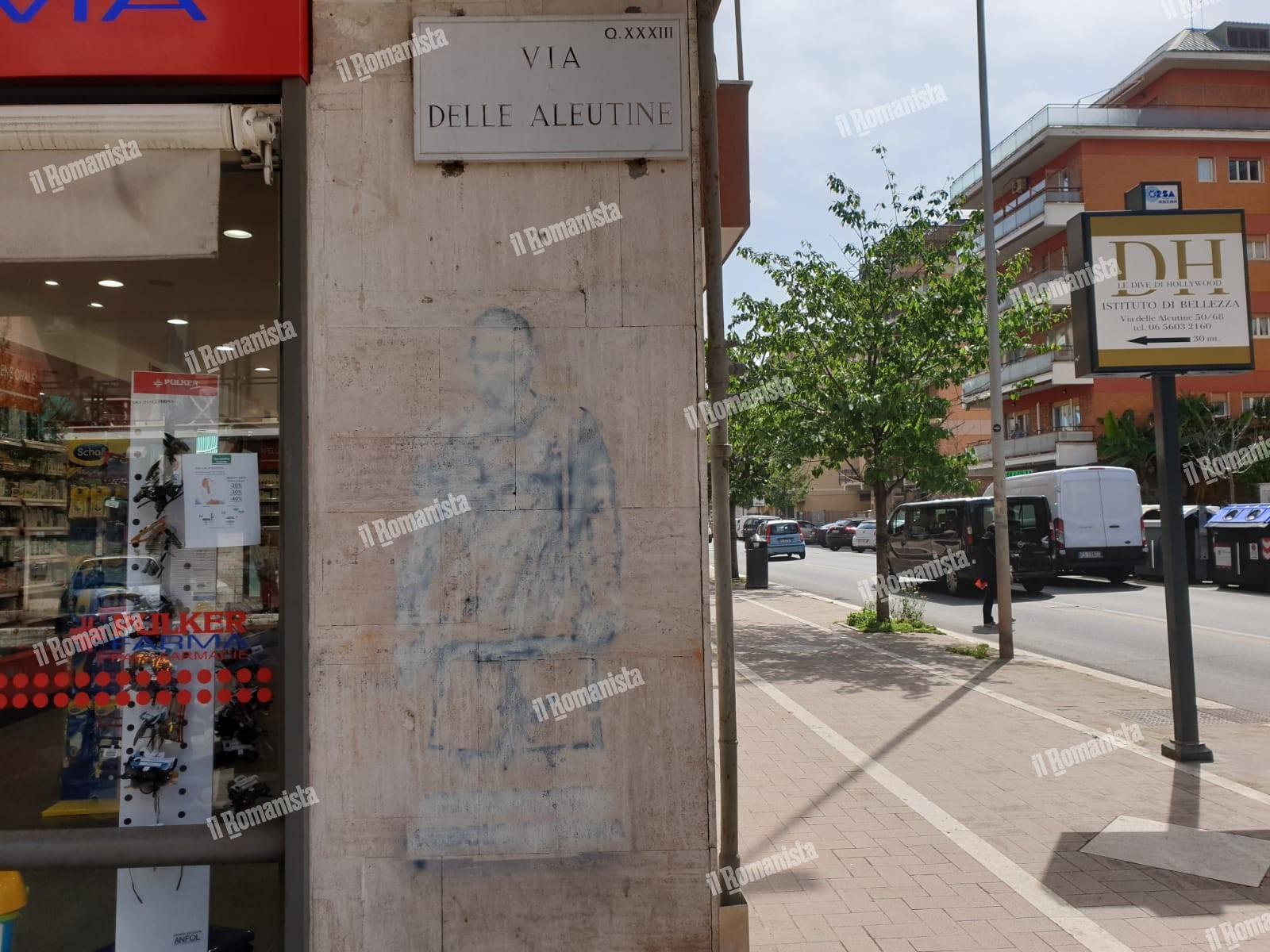 FOTO - Subito cancellato a Ostia il murales di De Rossi