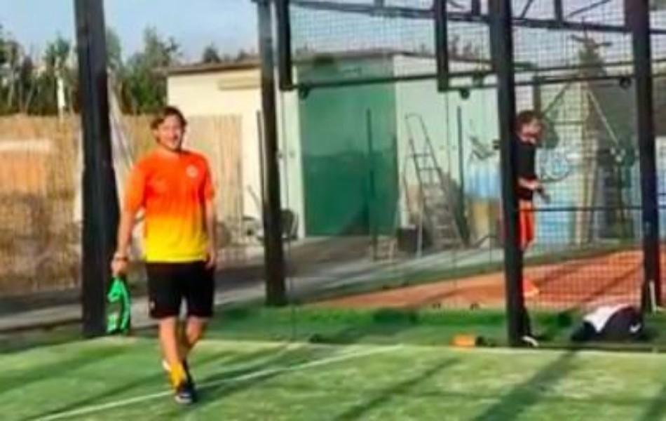 VIDEO - Totti, dal calcio al paddle con la stessa classe