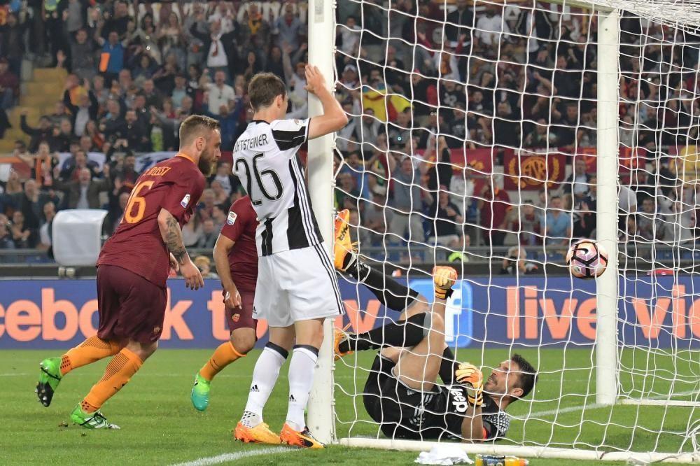 Il gol di De Rossi nella gara contro la Juventus del 2017 