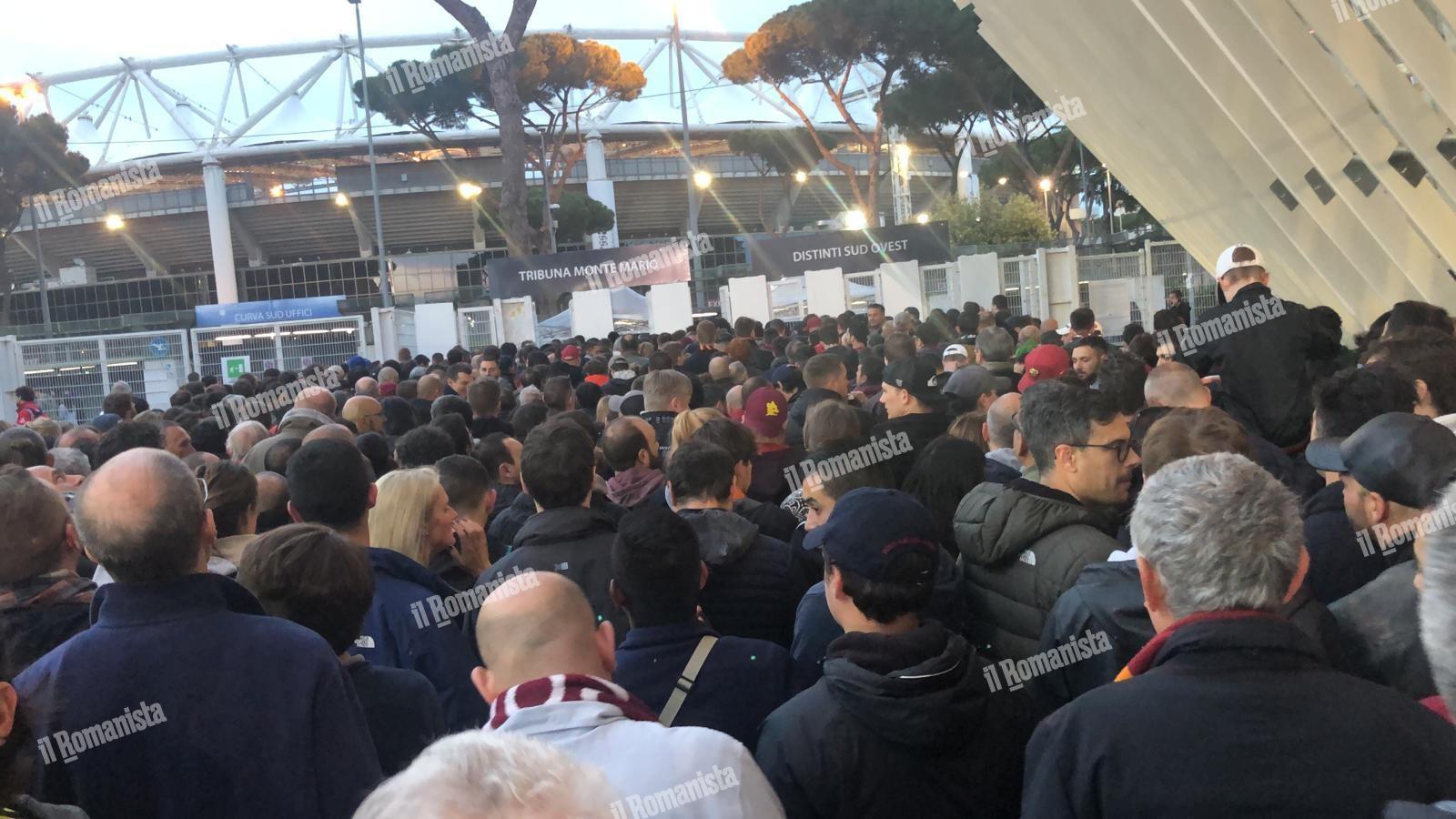 Roma-Juventus, lunghe file per i tifosi giallorossi che stanno entrando all'Olimpico