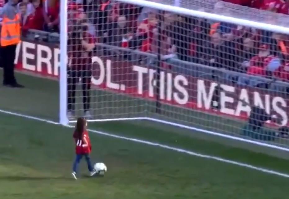 VIDEO - La figlia di Salah segna sotto la Kop: boato di Anfield