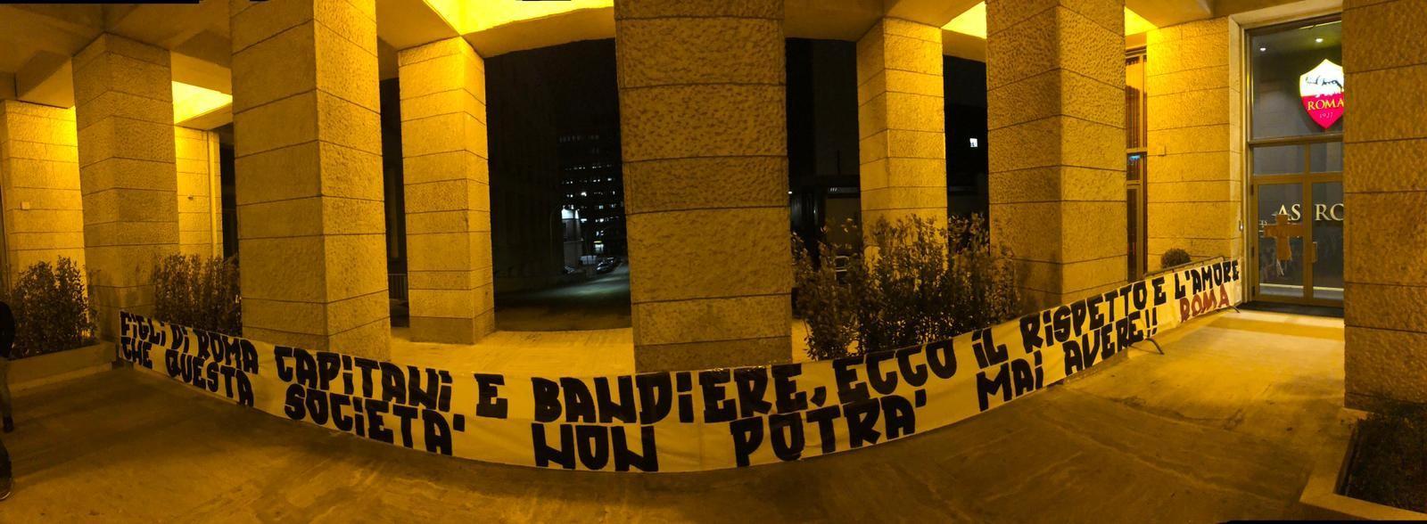FOTO - Striscione del gruppo Roma esposto davanti alla sede della società giallorossa