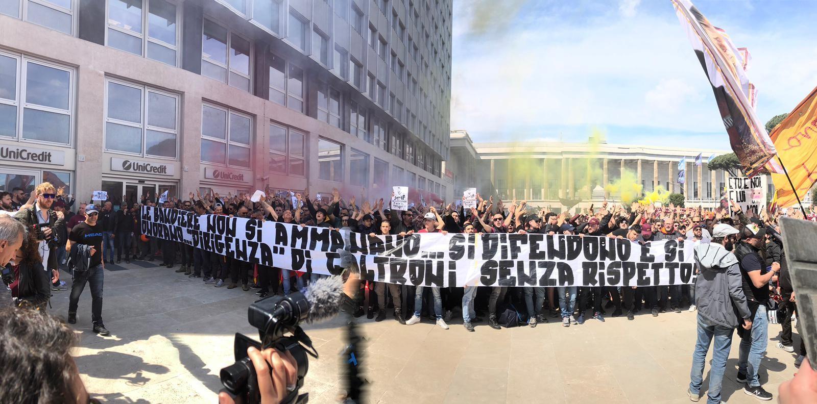 Protesta dei tifosi nella sede dell'Eur: 