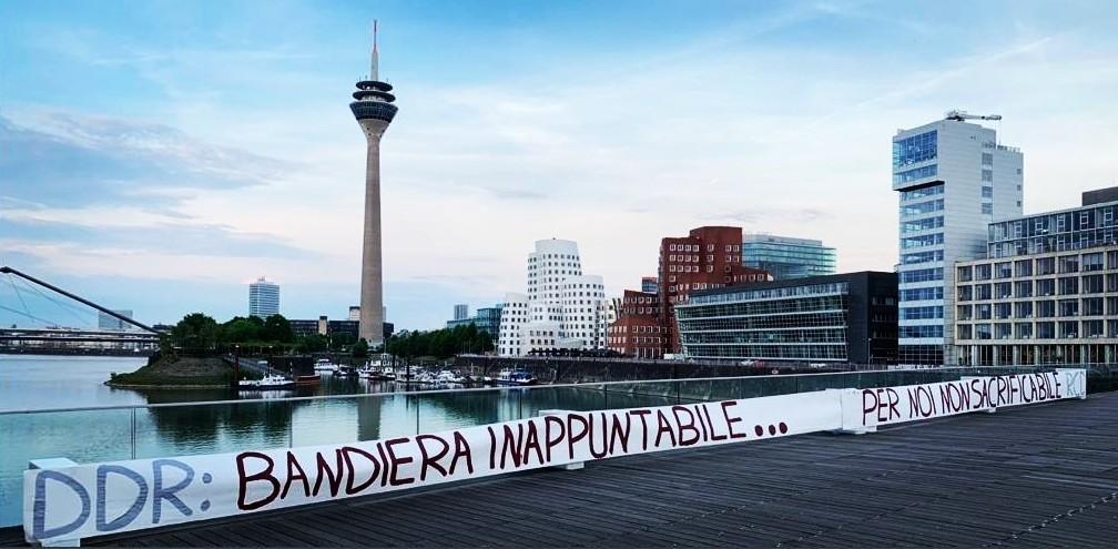 FOTO - Striscione a Düsseldorf: 