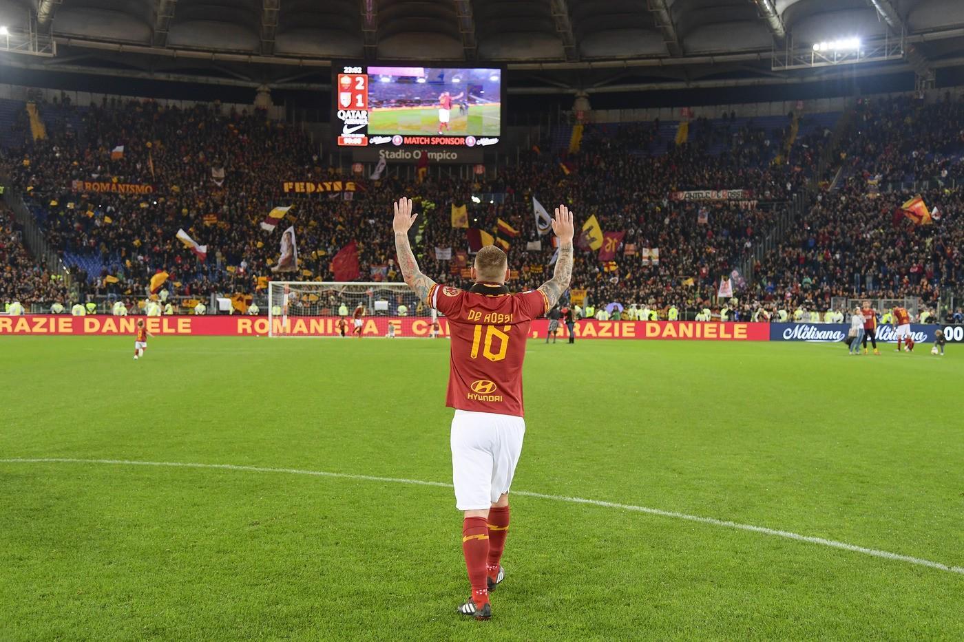 De Rossi saluta la Curva Sud al termine della partita con il Parma ©LaPresse