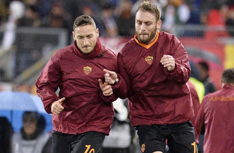 Francesco Totti e Daniele De Rossi impegnati  in un’attivazione muscolare prima di una partita,  al tempo in cui giocavano insieme, di LaPresse