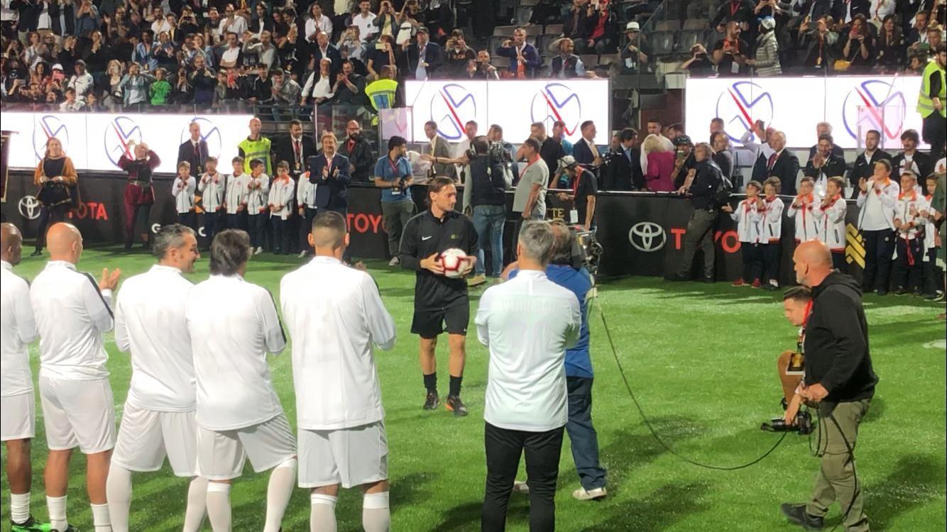 VIDEO - 'Notte dei Re', Francesco Totti accolto dall'ovazione dello Stadio del Tennis