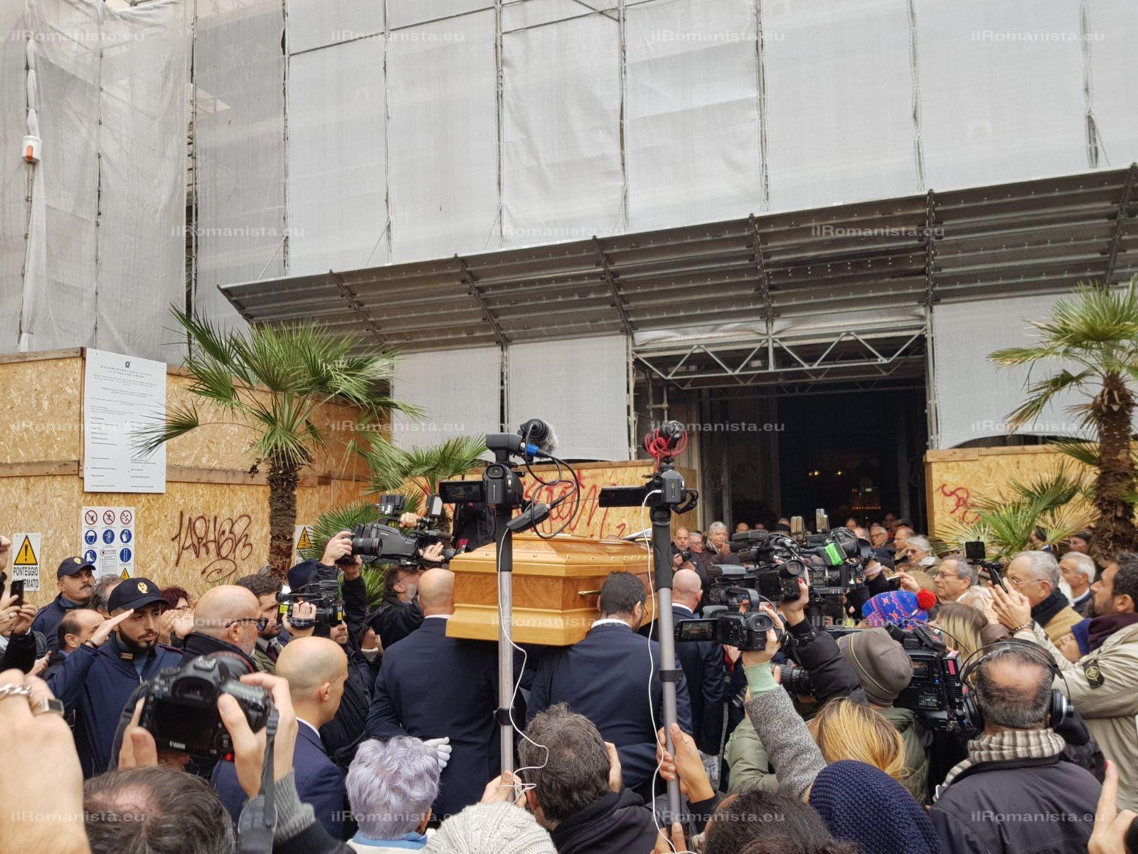 Funerali Lando Fiorini: mille persone per l'ultimo saluto al cantautore romano