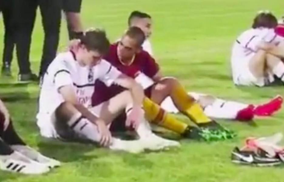I giocatori della Roma Under 15 consolano gli avversari del Milan dopo averli sconfitti in finale 