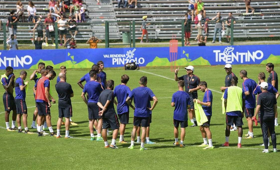 I giocatori della Roma radunati in mezzo al campo nel corso dell’ultimo ritiro svolto a Pinzolo, durante l’estate del 2017 ©LaPresse