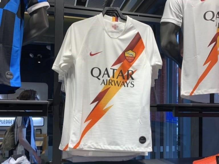 La seconda maglia della Roma esposta nel Nike Store di Hong Kong 