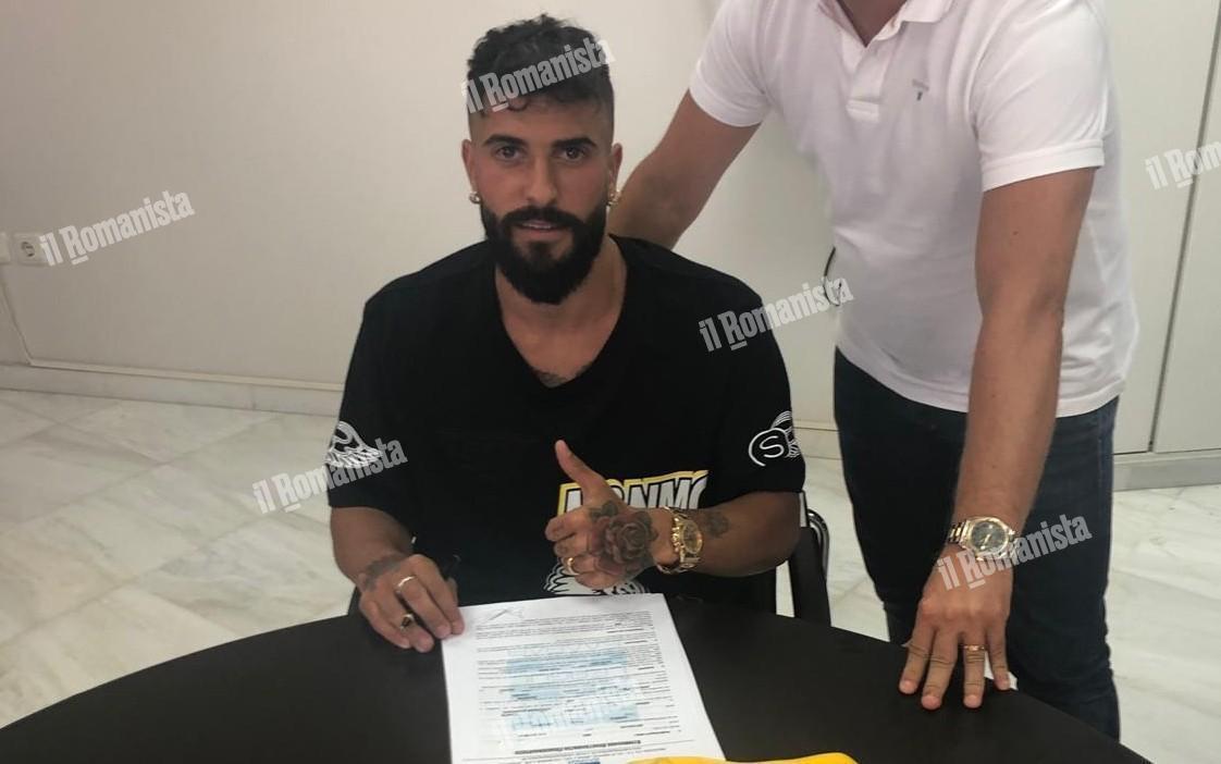 FOTO - Calciomercato, Verde firma il contratto con l'Aek Atene